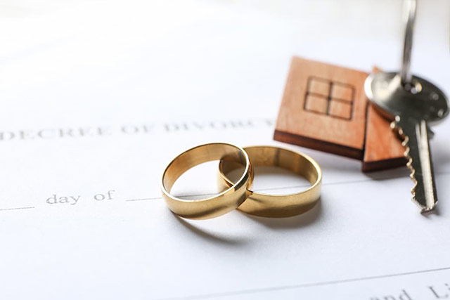 離婚時に住宅ローンの共有名義はどうすれば良い？そのままではリスクも